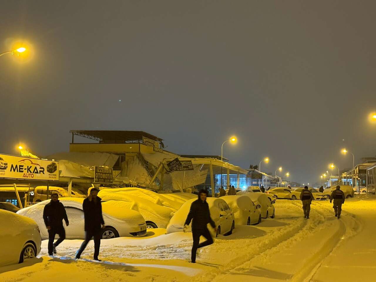 Kar, oto galerideki çatıları çökertti! 67 araç hasar gördü 4